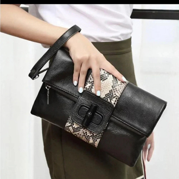 LOOK LOVE LUST FOLD UP VEGAN CONVERTIBLE SHOULDER BAG/CLUTCH BLACK/ SNAKE TRIM - Picture 1 of 7